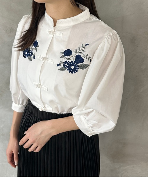 kutir（クティール）の「【新色ブラック系その他】刺繍チャイナブラウス（シャツ/ブラウス・レディース・ブラック/サックスブルー/オフホワイト/ブラック系その他・FREE）」の2枚目の写真