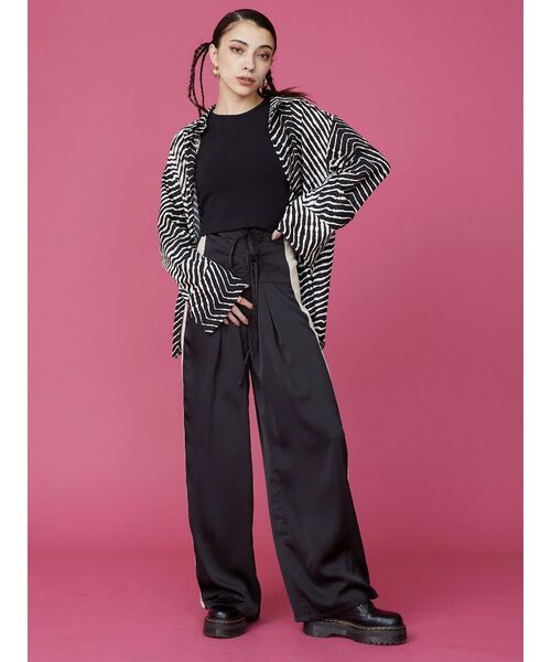 EVRIS(エヴリス)の「ハイウエストサテンワイドパンツ(その他パンツ・レディース・ブルー/ブラック・MEDIUM/SMALL)」の3枚目の写真