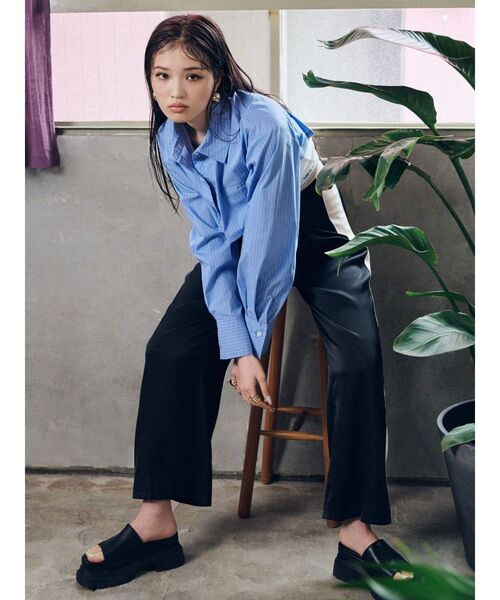 EVRIS(エヴリス)の「ハイウエストサテンワイドパンツ(その他パンツ・レディース・ブルー/ブラック・MEDIUM/SMALL)」の4枚目の写真