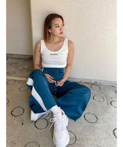 EVRIS(エヴリス)の「ハイウエストサテンワイドパンツ(その他パンツ・レディース・ブルー/ブラック・MEDIUM/SMALL)」の5枚目の写真