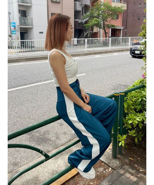EVRIS(エヴリス)の「ハイウエストサテンワイドパンツ(その他パンツ・レディース・ブルー/ブラック・MEDIUM/SMALL)」の9枚目の写真