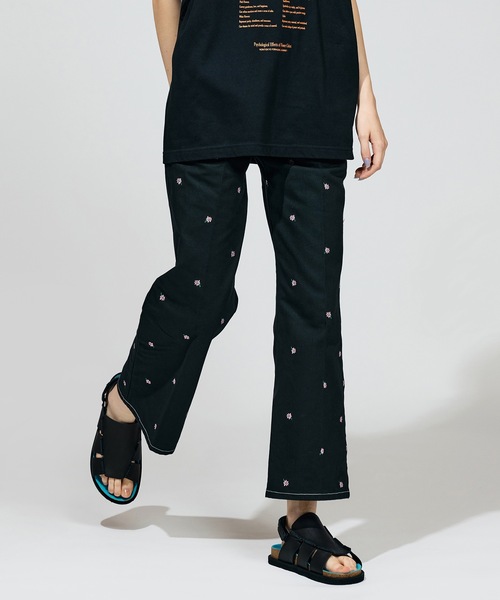 UNIVERSAL OVERALL(ユニバーサルオーバーオール)の「FLOWER EMBROIDERY TUCK PANTSfeat.UNIVERSALOVERALL(その他パンツ・レディース・アイボリー/ブラック/キャメル・1/3/2)」の2枚目の写真