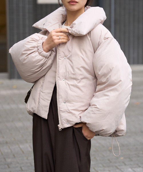 TRIANGLE PALETTE（トライアングルパレット）の「スタンドカラー中綿ブルゾン（ブルゾン・レディース・グレイッシュベージュ/ピンク/ブラック/アイボリー/ブラウン/モカ・FREE）」の2枚目の写真