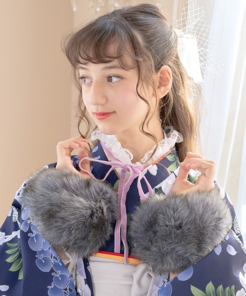 Catherine Cottage(キャサリンコテージ)の「ふわふわファーカフス(和装小物・キッズ・ホワイト/ブラック/ベージュ/オフホワイト/サックスブルー/ピンク/グレー系1/グレー系2・FREE)」の6枚目の写真