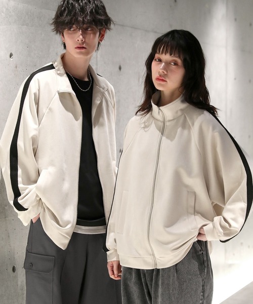 ETELIO(エテリオ)の「フェイクスウェードサイドレースデザイントラックジャケット(ブルゾン・メンズ・ワイン/アイボリー/ブラック/チャコール・L/S/M)」の2枚目の写真