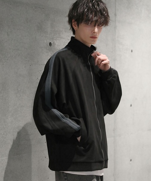 ETELIO(エテリオ)の「フェイクスウェードサイドレースデザイントラックジャケット(ブルゾン・メンズ・ワイン/アイボリー/ブラック/チャコール・L/S/M)」の9枚目の写真