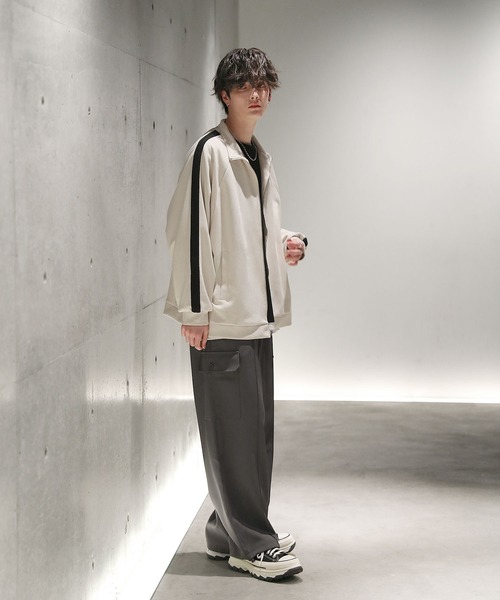 ETELIO(エテリオ)の「フェイクスウェードサイドレースデザイントラックジャケット(ブルゾン・メンズ・ワイン/アイボリー/ブラック/チャコール・L/S/M)」の6枚目の写真