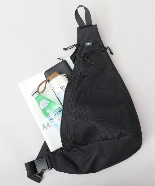 YAKPAK（ヤックパック）の「撥水ポリエステル ワンショルダー ビッグ  スリング ボディバッグ（ボディバッグ/ウエストポーチ・メンズ・ブラック・FREE）」の6枚目の写真