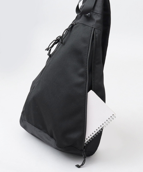 YAKPAK（ヤックパック）の「撥水ポリエステル ワンショルダー ビッグ  スリング ボディバッグ（ボディバッグ/ウエストポーチ・メンズ・ブラック・FREE）」の8枚目の写真