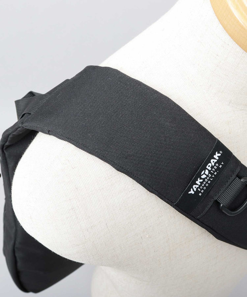 YAKPAK（ヤックパック）の「撥水ポリエステル ワンショルダー ビッグ  スリング ボディバッグ（ボディバッグ/ウエストポーチ・メンズ・ブラック・FREE）」の11枚目の写真