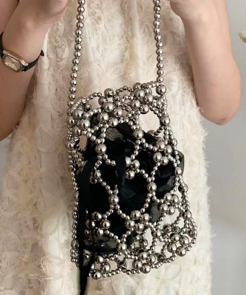 LAFFMO（ラフモ）の「ビーズ編みミニバッグ（ショルダーバッグ・レディース・ホワイト/ベージュ/グレー/ブラック・F）」の4枚目の写真