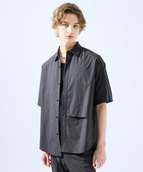 AH ABAHOUSE(エーエイチアバハウス)の「【AH ABAHOUSE / セットアップ対応】撥水 ストレッチ 半袖シャツ(シャツ/ブラウス・メンズ・グレイッシュブルー/チャコールグレー/グレイッシュベージュ/ブラック/カーキ/ライトグレー・46/48)」の1枚目の写真