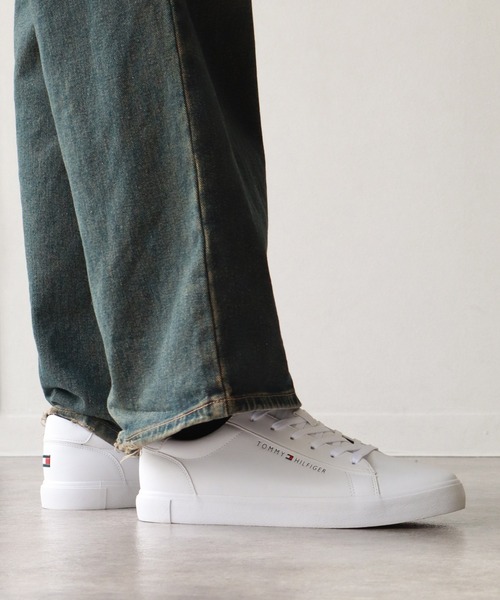 TOMMY HILFIGER（トミーヒルフィガー）の「【TOMMY HILFIGER/トミーヒルフィガー】シンセティックレザー ローカット ワンポイントスニーカー（スニーカー・メンズ・ホワイト/アイボリー・7/7.5/8/8.5/9/9.5/10）」の21枚目の写真