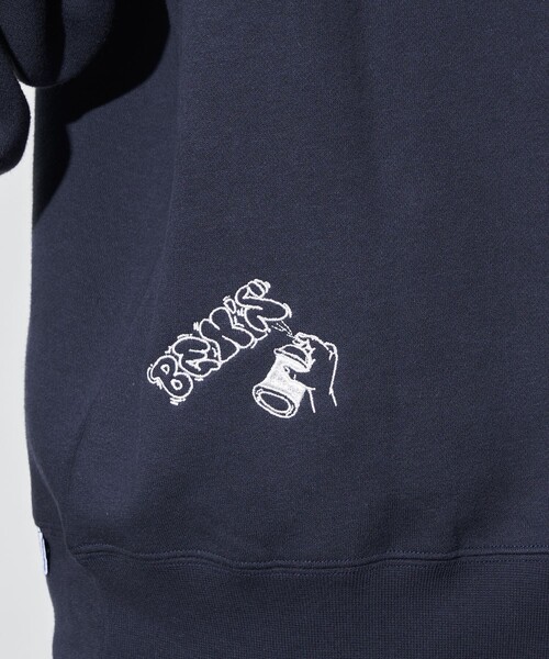 BEN DAVIS（ベンデイビス）の「BEN DAVIS/ベンデイビス 別注 Embroidery Sweat/ワンポイント刺繍スウェット(限定展開)（スウェット・メンズ・ライトグレー/ブラック/ネイビー・MEDIUM/LARGE/X-LARGE）」の5枚目の写真