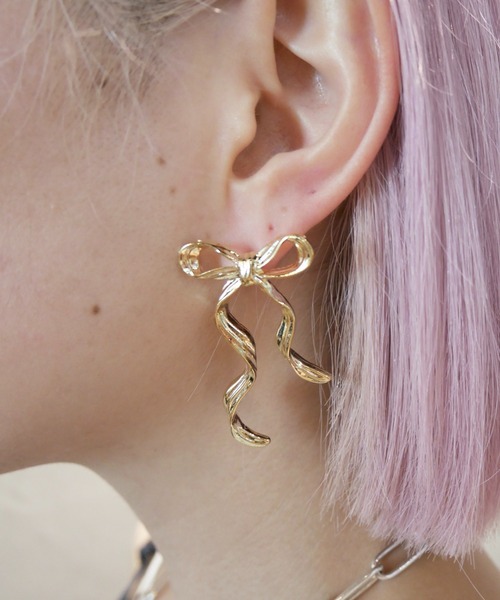 amplis(アンプリス)の「リボンピアス/fammu pierce(ピアス(両耳用)・レディース・シルバー/ゴールド・FREE)」の1枚目の写真