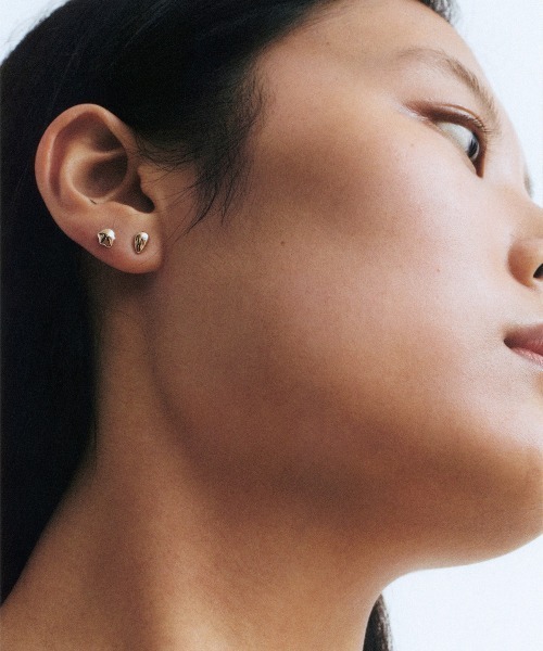 Fauvirame（フォーヴィレイム）の「Seeds Earring - sesame（ピアス（片耳用）・レディース・ゴールド・ONE SIZE）」の3枚目の写真