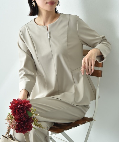 INTERPLANET（インタープラネット）の「【UV・ウォッシャブル・接触冷感】ストレッチツイルパールピン付ブラウス（シャツ/ブラウス・レディース・ネイビー/ベージュ/ブラック・FREE）」の4枚目の写真