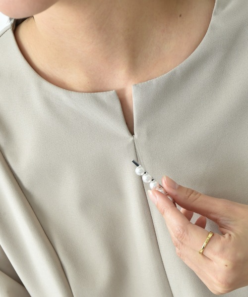 INTERPLANET（インタープラネット）の「【UV・ウォッシャブル・接触冷感】ストレッチツイルパールピン付ブラウス（シャツ/ブラウス・レディース・ネイビー/ベージュ/ブラック・FREE）」の10枚目の写真