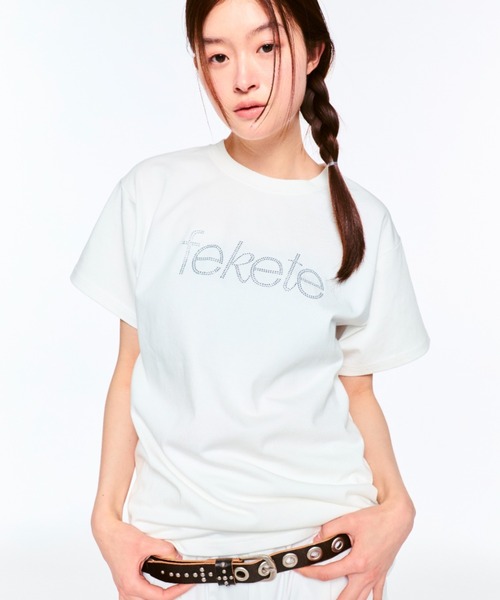 FEKETE（フェケテ）の「RHINESTONE fekete TEE / ラインストーンfeketeロゴTシャツ（Tシャツ/カットソー・レディース・ホワイト/ネイビー・SMALL/MEDIUM/LARGE）」の2枚目の写真