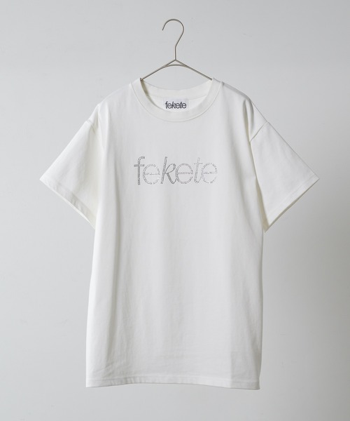 FEKETE（フェケテ）の「RHINESTONE fekete TEE / ラインストーンfeketeロゴTシャツ（Tシャツ/カットソー・レディース・ホワイト/ネイビー・SMALL/MEDIUM/LARGE）」の4枚目の写真