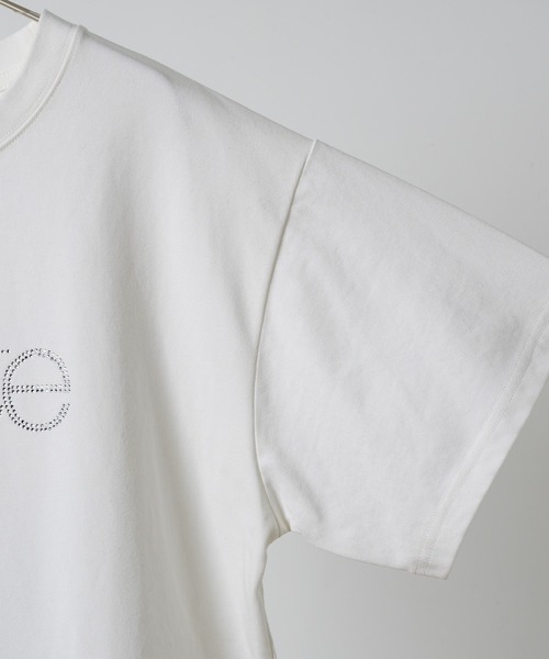 FEKETE（フェケテ）の「RHINESTONE fekete TEE / ラインストーンfeketeロゴTシャツ（Tシャツ/カットソー・レディース・ホワイト/ネイビー・SMALL/MEDIUM/LARGE）」の9枚目の写真