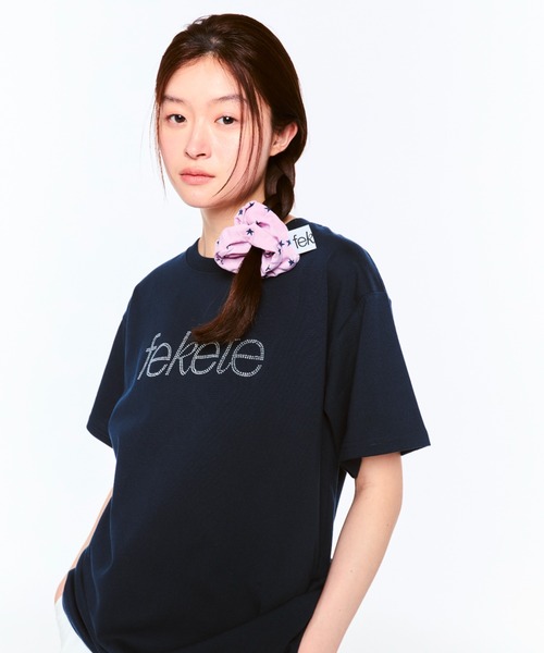FEKETE（フェケテ）の「RHINESTONE fekete TEE / ラインストーンfeketeロゴTシャツ（Tシャツ/カットソー・レディース・ホワイト/ネイビー・SMALL/MEDIUM/LARGE）」の20枚目の写真