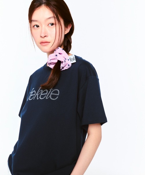 FEKETE（フェケテ）の「RHINESTONE fekete TEE / ラインストーンfeketeロゴTシャツ（Tシャツ/カットソー・レディース・ホワイト/ネイビー・SMALL/MEDIUM/LARGE）」の21枚目の写真