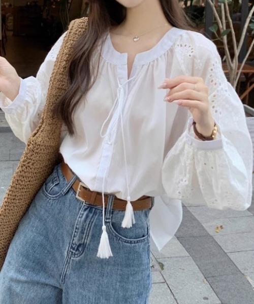 Teem Store(チームストア)の「袖スカラップバルーンスリーブフラワーリボンブラウス(シャツ/ブラウス・レディース・ホワイト・M/L)」の2枚目の写真