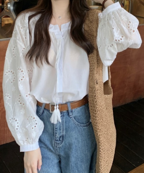 Teem Store(チームストア)の「袖スカラップバルーンスリーブフラワーリボンブラウス(シャツ/ブラウス・レディース・ホワイト・M/L)」の3枚目の写真