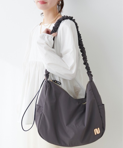 natural couture(ナチュラルクチュール)の「ギャザーナイロンショルダーBAG(ショルダーバッグ・レディース・チャコールグレー/オフホワイト/ブルーグレー・FREE)」の2枚目の写真