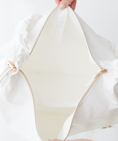 natural couture(ナチュラルクチュール)の「ギャザーナイロンショルダーBAG(ショルダーバッグ・レディース・チャコールグレー/オフホワイト/ブルーグレー・FREE)」の16枚目の写真