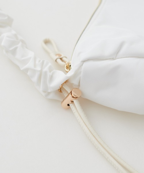 natural couture(ナチュラルクチュール)の「ギャザーナイロンショルダーBAG(ショルダーバッグ・レディース・チャコールグレー/オフホワイト/ブルーグレー・FREE)」の20枚目の写真