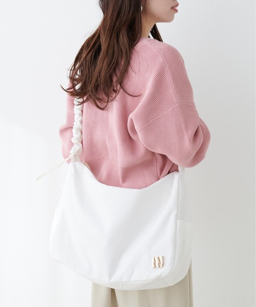 natural couture(ナチュラルクチュール)の「ギャザーナイロンショルダーBAG(ショルダーバッグ・レディース・チャコールグレー/オフホワイト/ブルーグレー・FREE)」の5枚目の写真