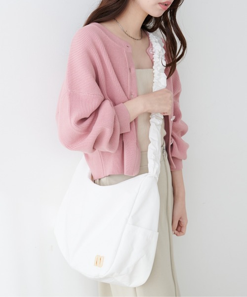 natural couture(ナチュラルクチュール)の「ギャザーナイロンショルダーBAG(ショルダーバッグ・レディース・チャコールグレー/オフホワイト/ブルーグレー・FREE)」の6枚目の写真