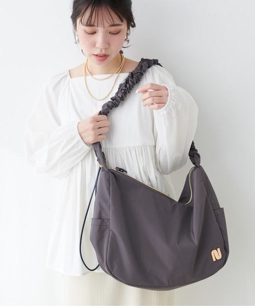natural couture(ナチュラルクチュール)の「ギャザーナイロンショルダーBAG(ショルダーバッグ・レディース・チャコールグレー/オフホワイト/ブルーグレー・FREE)」の7枚目の写真