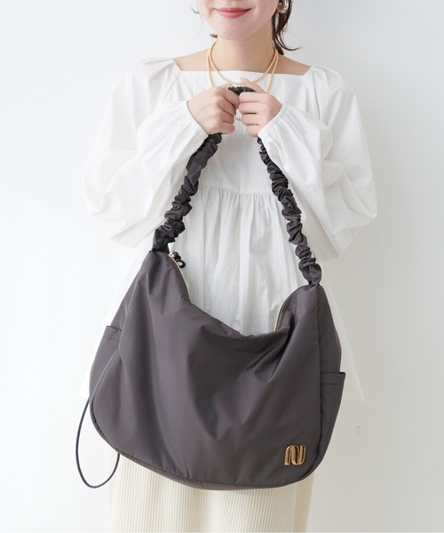 natural couture(ナチュラルクチュール)の「ギャザーナイロンショルダーBAG(ショルダーバッグ・レディース・チャコールグレー/オフホワイト/ブルーグレー・FREE)」の8枚目の写真