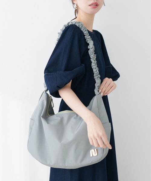natural couture(ナチュラルクチュール)の「ギャザーナイロンショルダーBAG(ショルダーバッグ・レディース・チャコールグレー/オフホワイト/ブルーグレー・FREE)」の11枚目の写真