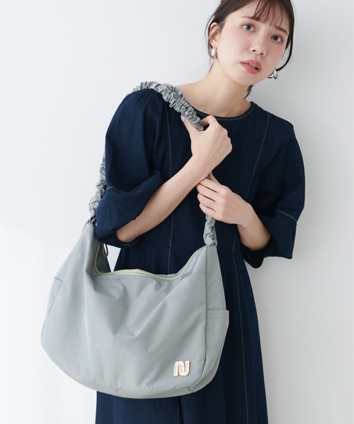 natural couture(ナチュラルクチュール)の「ギャザーナイロンショルダーBAG(ショルダーバッグ・レディース・チャコールグレー/オフホワイト/ブルーグレー・FREE)」の12枚目の写真
