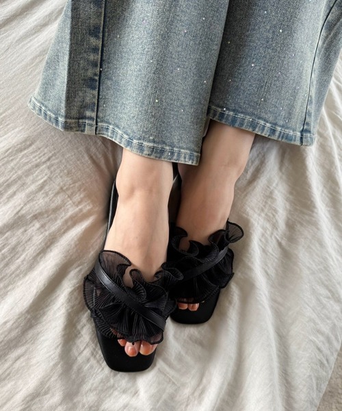 one after another NICE CLAUP（ワンアフターアナザーナイスクラップ）の「【WEB限定】オーガンジーフリルフラットサンダル（サンダル・レディース・ブラック/アイボリー/ゴールド・L/M/S）」の2枚目の写真