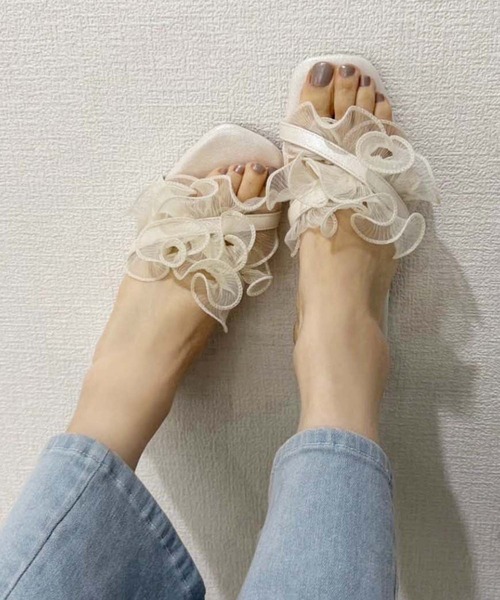 one after another NICE CLAUP（ワンアフターアナザーナイスクラップ）の「【WEB限定】オーガンジーフリルフラットサンダル（サンダル・レディース・ブラック/アイボリー/ゴールド・L/M/S）」の4枚目の写真