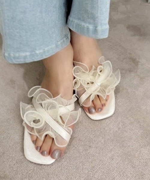 one after another NICE CLAUP（ワンアフターアナザーナイスクラップ）の「【WEB限定】オーガンジーフリルフラットサンダル（サンダル・レディース・ブラック/アイボリー/ゴールド・L/M/S）」の6枚目の写真