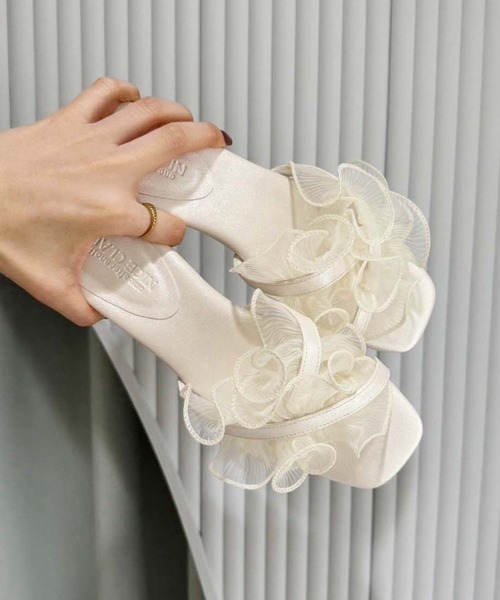 one after another NICE CLAUP（ワンアフターアナザーナイスクラップ）の「【WEB限定】オーガンジーフリルフラットサンダル（サンダル・レディース・ブラック/アイボリー/ゴールド・L/M/S）」の7枚目の写真