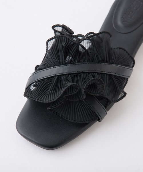 one after another NICE CLAUP（ワンアフターアナザーナイスクラップ）の「【WEB限定】オーガンジーフリルフラットサンダル（サンダル・レディース・ブラック/アイボリー/ゴールド・L/M/S）」の11枚目の写真