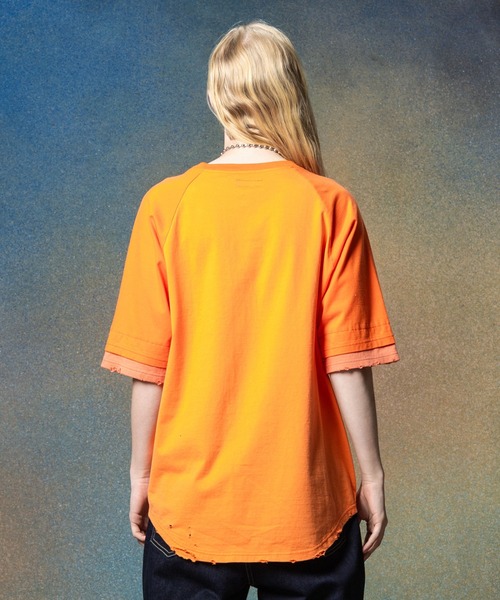 glamb(グラム)の「Damaged Raglan T-Shirt / ダメージラグランTシャツ(Tシャツ/カットソー・メンズ・オレンジ/チャコール/ホワイト・S/M/L)」の9枚目の写真