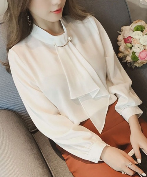 LUMIRA(アパレル)(ルミラ)の「胸元パールボウタイブラウス(シャツ/ブラウス・レディース・ホワイト系1/ベージュ系1/ピンク系3/ピンク系1/ブルー系1・XXL/XL/L/M)」の1枚目の写真