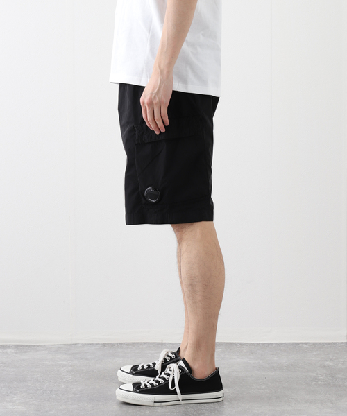 C.P. COMPANY(シーピーカンパニー)の「C.P. Company / シーピーカンパニー CHROME-R CARGO SHORTS 51223049(カーゴパンツ・メンズ・ブラック・46/48)」の3枚目の写真