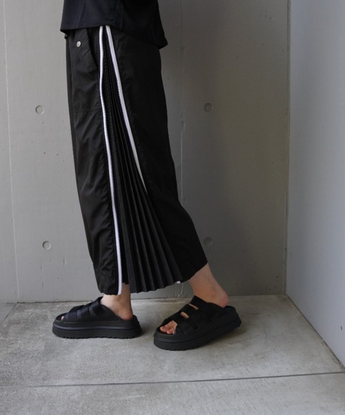 UGG（アグ）の「UGG（アグ）GoldenGlow Slide/116743（サンダル・レディース・ホワイト/ブラック/ベージュ・8/6/5/7）」の14枚目の写真