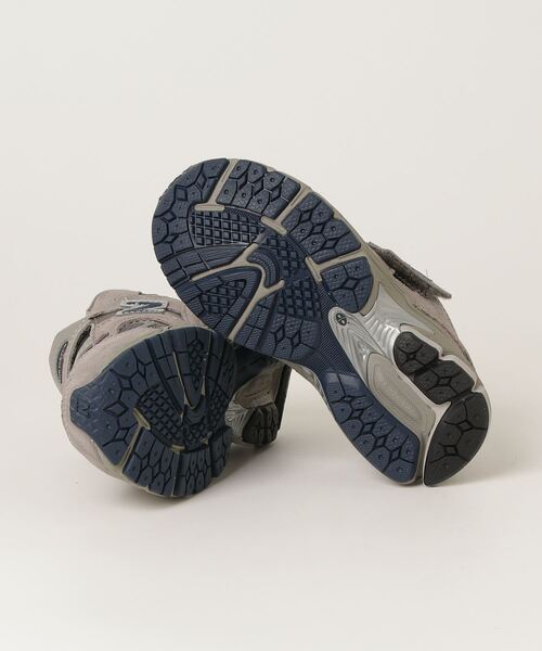 NEW BALANCE（ニューバランス）の「2002（スニーカー・キッズ・グレー・21.5cm/21.0cm/20.5cm/20.0cm/19.5cm/19.0cm/18.5cm/18.0cm/17.5cm/17.0cm）」の4枚目の写真