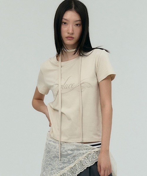PLACE STUDIO(プレイススタジオ)の「A'GEM/9 × .kom 『PLACE STUDIO/プレイススタジオ』 Place lettering logo muffler set cropped short-sleeved T-shirt/ストール付き クロップ半袖Tシャツ(Tシャツ/カットソー・レディース・チャコールグレー/アイボリー/ブラック・FREE)」の1枚目の写真