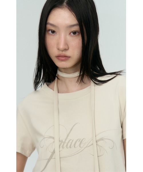 PLACE STUDIO(プレイススタジオ)の「A'GEM/9 × .kom 『PLACE STUDIO/プレイススタジオ』 Place lettering logo muffler set cropped short-sleeved T-shirt/ストール付き クロップ半袖Tシャツ(Tシャツ/カットソー・レディース・チャコールグレー/アイボリー/ブラック・FREE)」の4枚目の写真